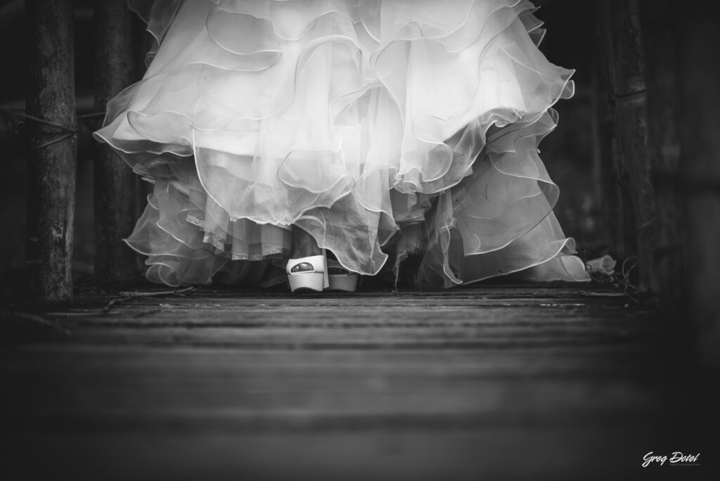 Sesión de fotos pre boda o novios en el Jardín Botánico Nacional de Santo Domingo, República Dominicana por el fotografo dominicano Greg Dotel Photography. Fotos de novios en el parque con vestido de novia y traje de caballero.