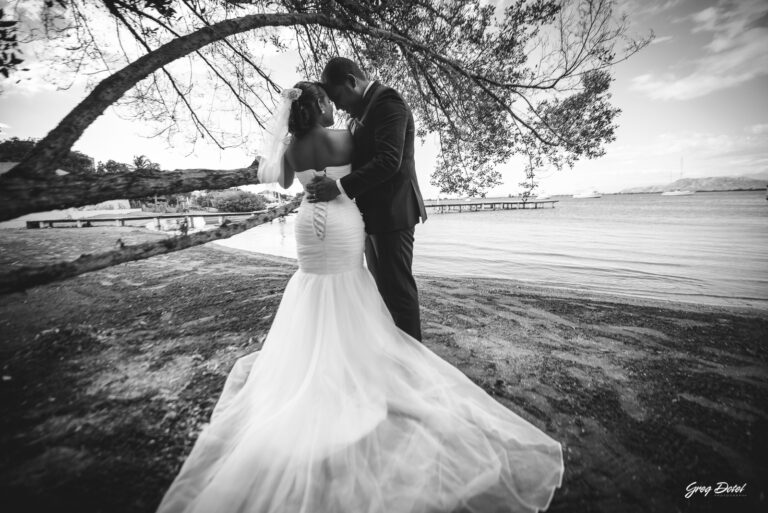Sesión de fotos de novios en Salinas, Bani, República Dominicana por el fotografo dominicano Greg Dotel Photography. Fotos de novios o pareja.
