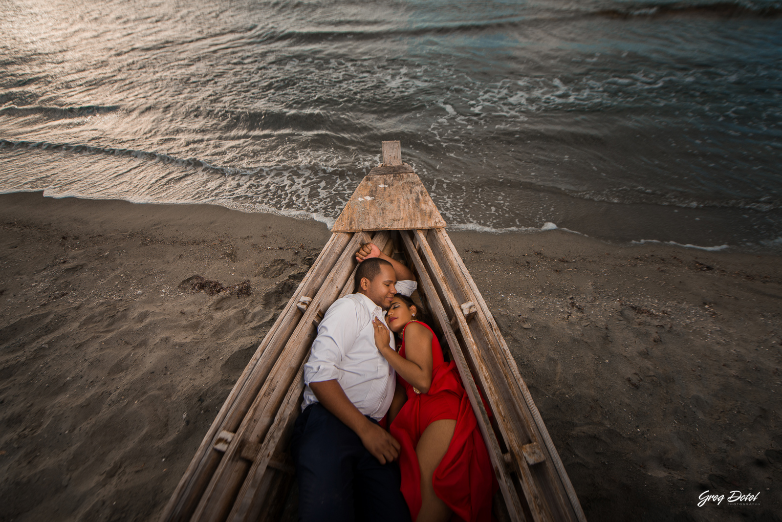 Sesión de fotos de novios en Salinas, Bani, República Dominicana por el fotografo dominicano Greg Dotel Photography. Fotos de novios o pareja.