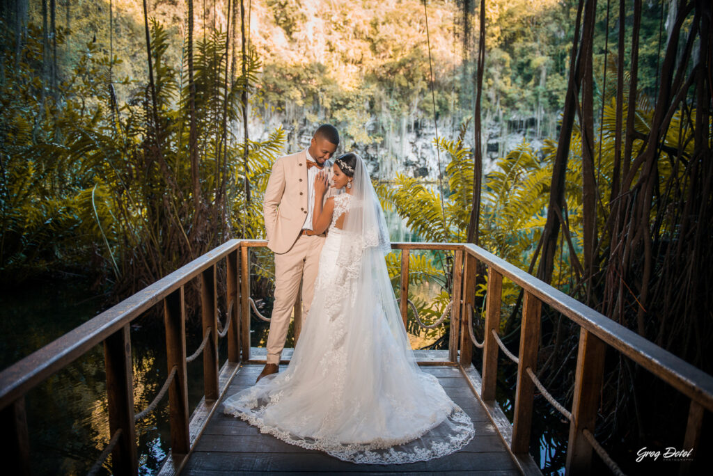 Sesión de fotos pre boda o novios en el Parque los 3 Ojos de Santo Domingo, República Dominicana por el fotografo dominicano Greg Dotel Photography. Una sesión de novios diferentes.