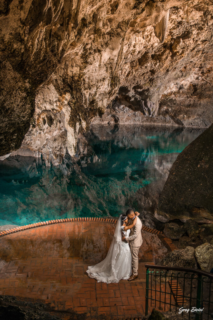 Sesión de fotos pre boda o novios en el Parque los 3 Ojos de Santo Domingo, República Dominicana por el fotografo dominicano Greg Dotel Photography. Una sesión de novios diferentes.