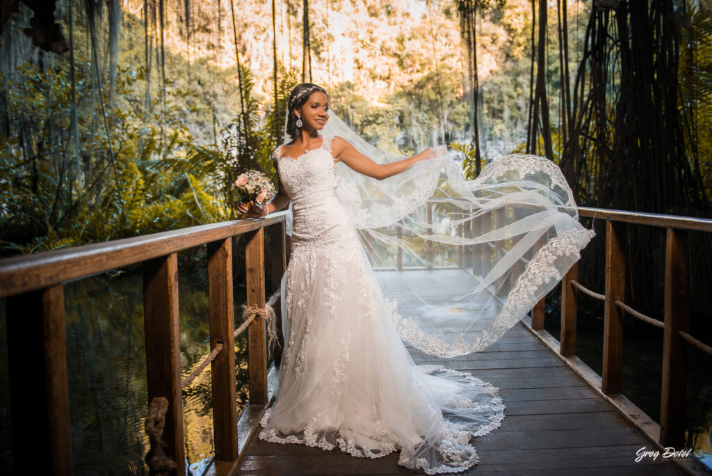 Sesión de fotos pre boda o novios en el Parque los 3 Ojos de Santo Domingo, República Dominicana por el fotografo dominicano Greg Dotel Photography. Una sesión de novios diferentes.