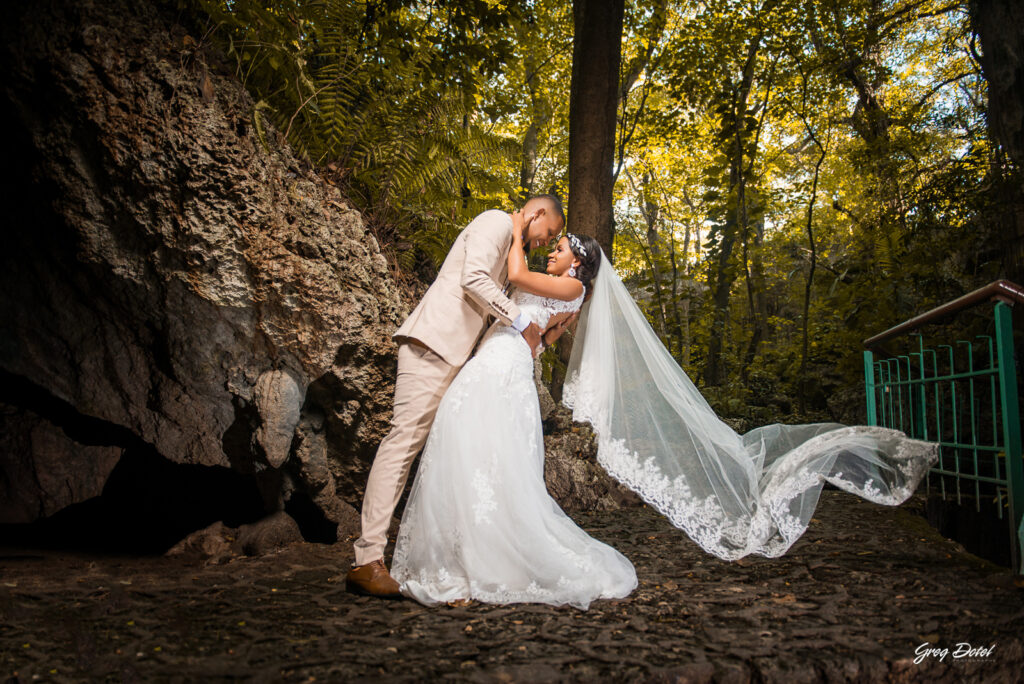 Sesión de fotos pre boda o novios en el Parque los 3 Ojos de Santo Domingo, República Dominicana por el fotografo dominicano Greg Dotel Photography. Una sesión de novios diferentes.