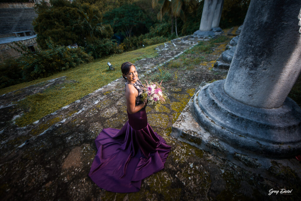 Pre boda o Sesión de fotos de novios en Altos de Chavón, La Romana, República Dominicana por el fotografo dominicano Greg Dotel Photography. Tomada en el anfiteatro.