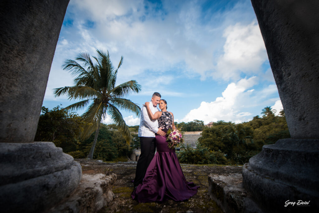 Pre boda o Sesión de fotos de novios en Altos de Chavón, La Romana, República Dominicana por el fotografo dominicano Greg Dotel Photography. Tomada en el anfiteatro.