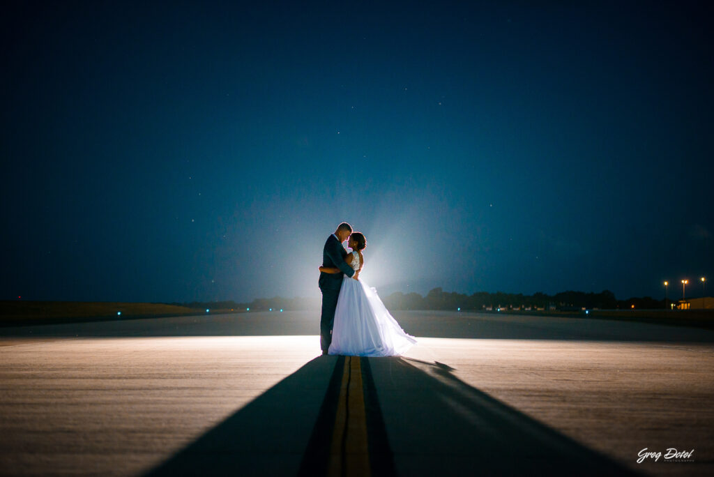 Pre boda o Sesión de fotos de novios en Altos de Chavón, La Romana, República Dominicana por el fotografo dominicano Greg Dotel Photography. Fotos de novios o pareja en aeropuerto.