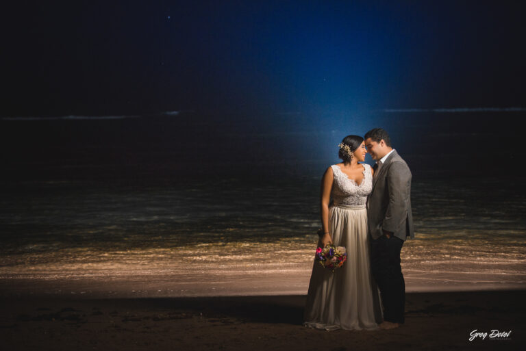 Sesión de fotos pre boda o novios en el Metro Country Club, República Dominicana por el fotografo dominicano Greg Dotel Photography. Fotos de novios en la playa.