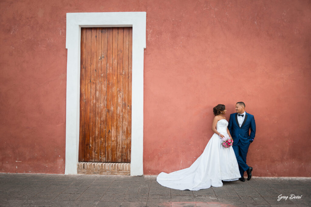 Sesión de fotos de novios o pre boda con vestido de novia y traje de caballeros en la Zona Colonial de Santo Domingo, República Dominicana por el fotografo dominicano Greg Dotel Photography.