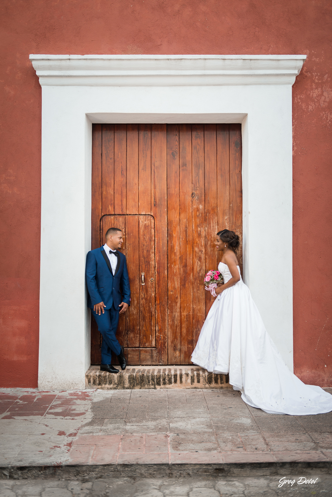 Sesión de fotos de novios o pre boda con vestido de novia y traje de caballeros en la Zona Colonial de Santo Domingo, República Dominicana por el fotografo dominicano Greg Dotel Photography.