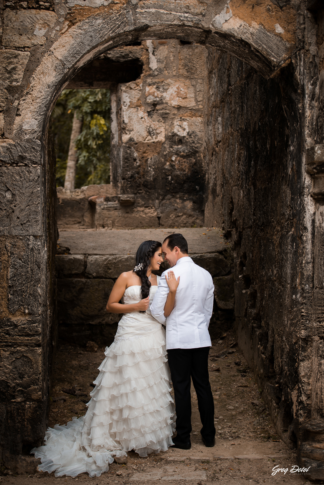 Sesión de fotos de pre boda o novios en Las Ruinas de Engombe, República Dominicana por el fotografo dominicano Greg Dotel Photography.