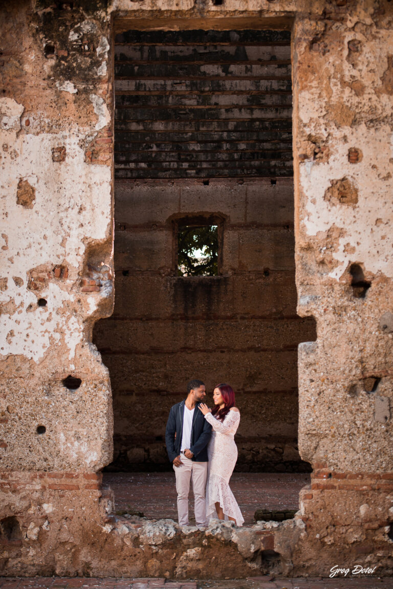 Sesión de fotos de novios o pre boda de Katherine y Ermin en el las Ruinas del Hospital San Nicolas de Bari en la Zona Colonial de Santo Domingo, República Dominicana por el fotografo dominicano Greg Dotel Photography