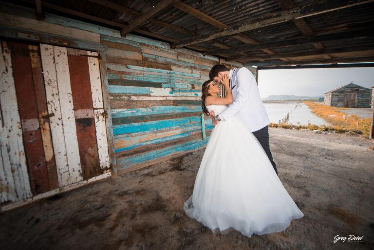 Sesión de fotos de novios o pre boda en las Dunas de Bani, República Dominicana por el fotografo dominicano Greg Dotel Photography. Fotos de novios en las minas de sal de Bani.
