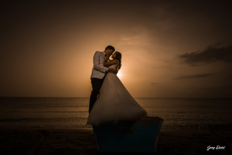 Sesión de fotos de novios o pre boda en las Dunas de Bani, República Dominicana por el fotografo dominicano Greg Dotel Photography. Fotos de novios en las minas de sal de Bani.