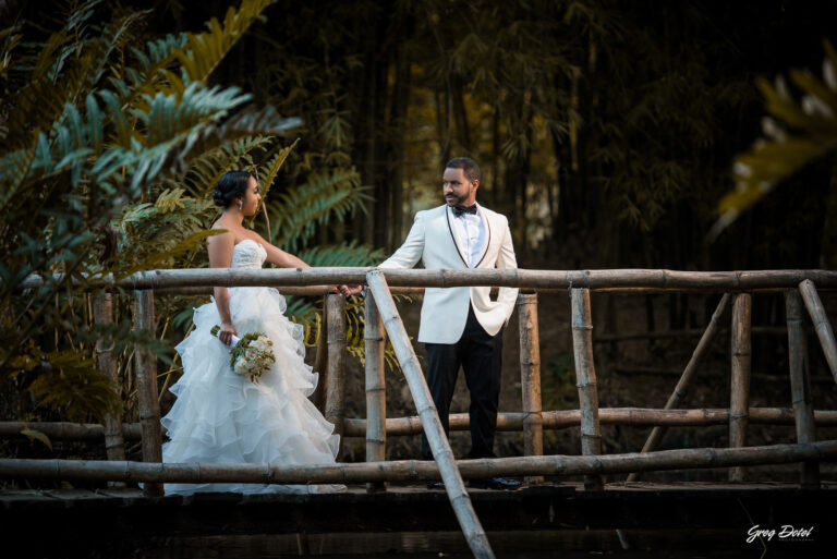 Sesión de fotos pre boda o novios en el Jardín Botánico Nacional de Santo Domingo, República Dominicana por el fotografo dominicano Greg Dotel Photography. Fotos de novios en el parque con vestido de novia y traje de caballero.
