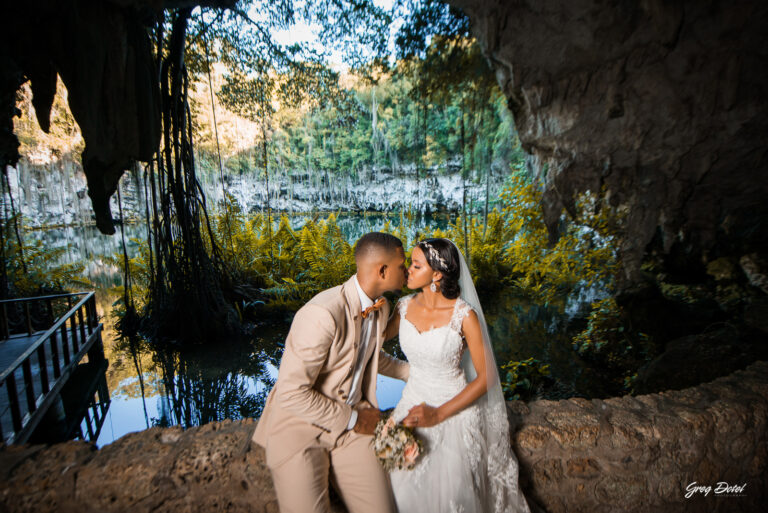 Sesión de fotos pre boda o novios en el Parque los 3 Ojos de Santo Domingo, República Dominicana por el fotografo dominicano Greg Dotel Photography. Una sesión de novios diferentes.