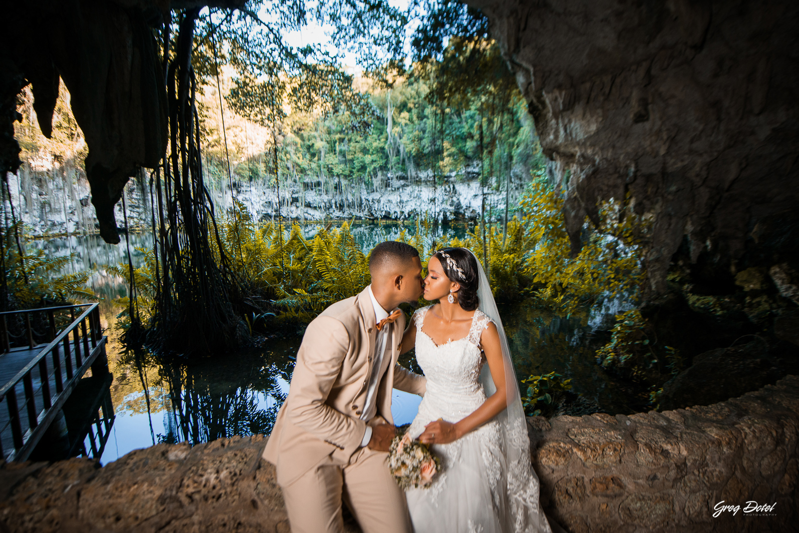 Sesión de fotos pre boda o novios en el Parque los 3 Ojos de Santo Domingo, República Dominicana por el fotografo dominicano Greg Dotel Photography. Una sesión de novios diferentes.