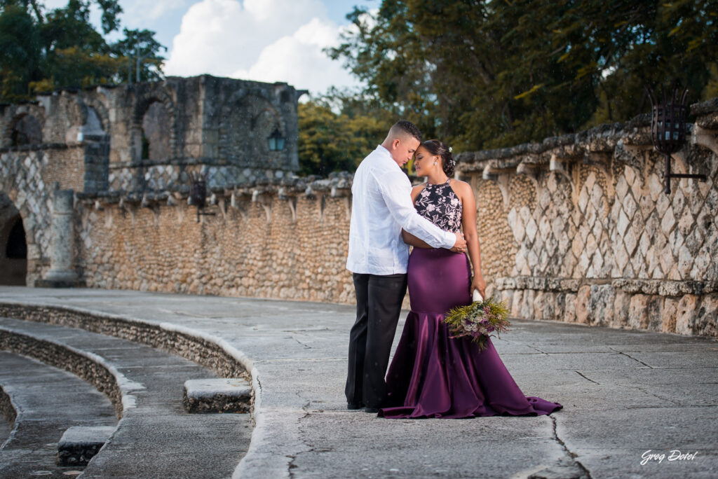 Pre boda o Sesión de fotos de novios en Altos de Chavón, La Romana, República Dominicana por el fotografo dominicano Greg Dotel Photography. Tomada en el anfiteatro.