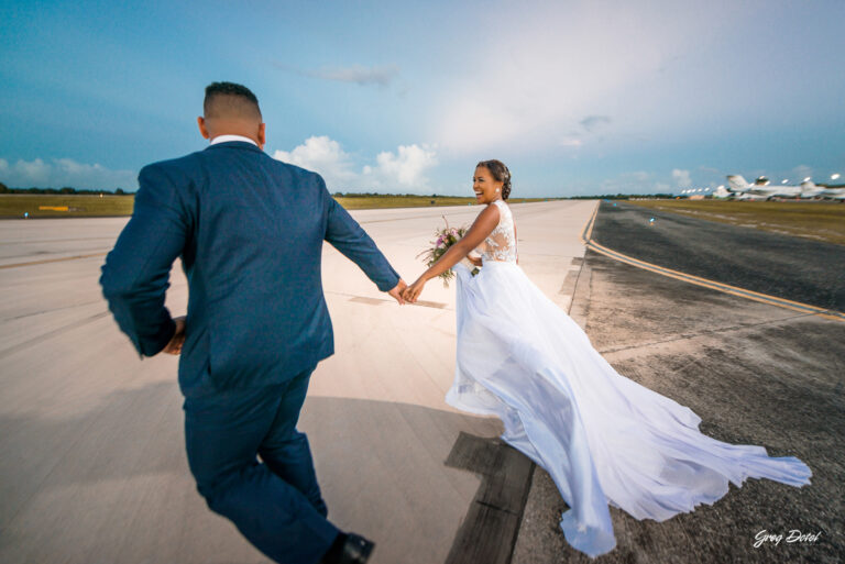 Pre boda o Sesión de fotos de novios en Altos de Chavón, La Romana, República Dominicana por el fotografo dominicano Greg Dotel Photography. Fotos de novios o pareja en aeropuerto.
