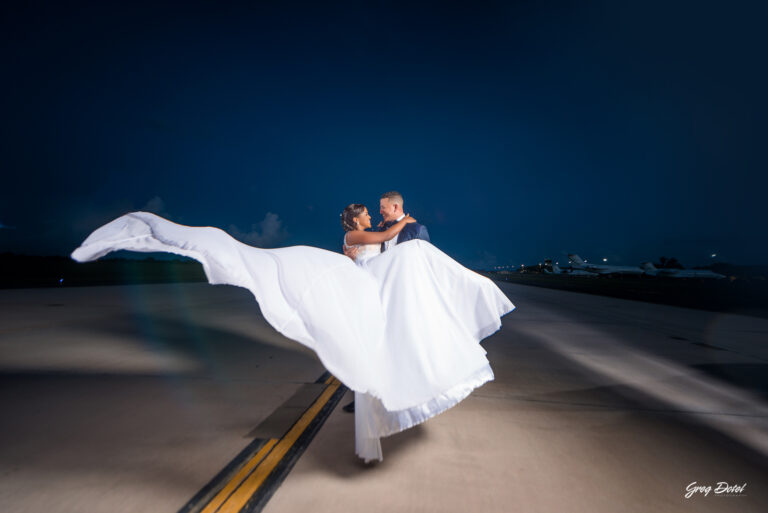 Pre boda o Sesión de fotos de novios en Altos de Chavón, La Romana, República Dominicana por el fotografo dominicano Greg Dotel Photography. Fotos de novios o pareja en aeropuerto.
