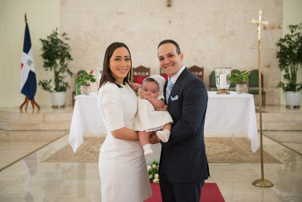 Fotos de la celebracion del bautizo de la niña Estefany en la iglesia en Santo Domingo, República Dominicana