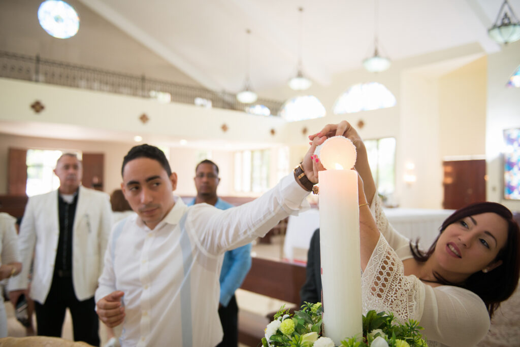 Fotos de la celebracion del bautizo de la niña Estefany en la iglesia en Santo Domingo, República Dominicana