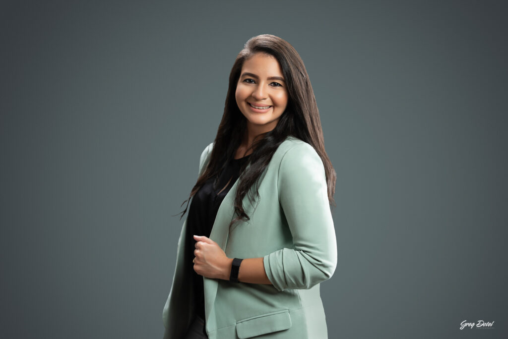 Foto de retrato para perfil corporativo y perfil de linkedin realizado en el estudio fotográfico Dotel Studio en Santo Domingo