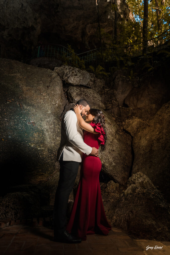 Sesion de fotos de novios o pre boda en el parque Los 3 ojos, Santo Domingo, República Dominicana por el fotógrafo dominicano Greg Dotel
