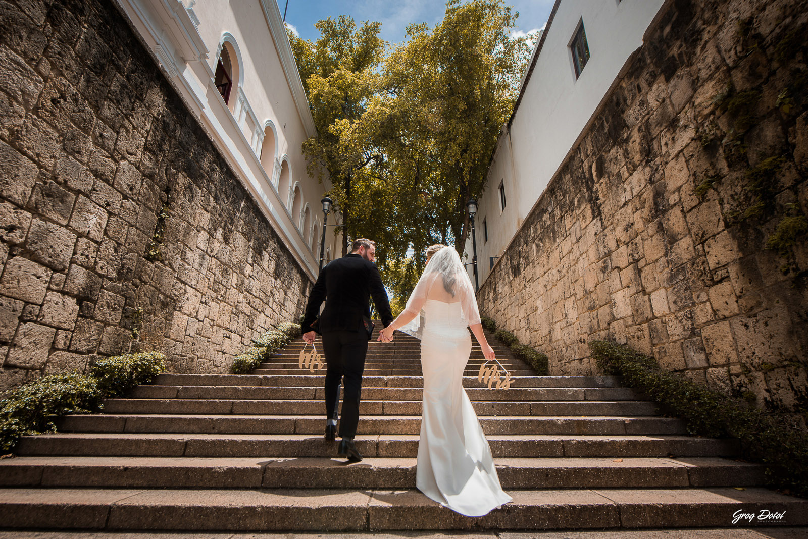Sesion de fotos de novios o pre boda en la Zona Colonial de Santo Domingo, República Dominicana por el fotógrafo dominicano Greg Dotel