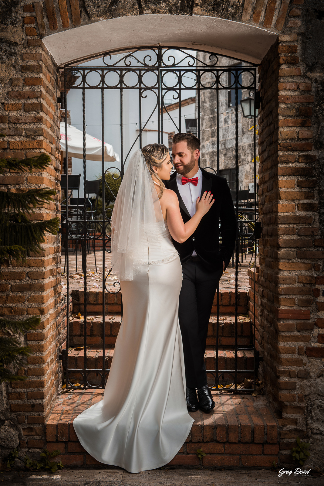 Sesion de fotos de novios o pre boda en la Zona Colonial de Santo Domingo, República Dominicana por el fotógrafo dominicano Greg Dotel