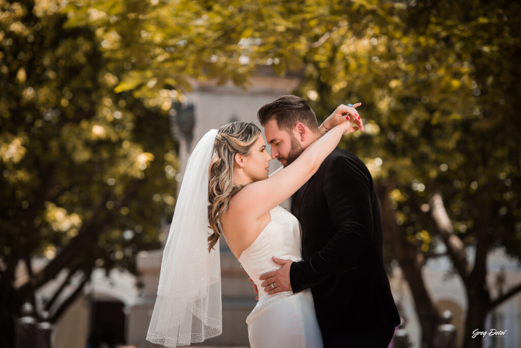 Sesion de fotos de novios o pre boda en la Zona Colonial de Santo Domingo, República Dominicana por el fotógrafo dominicano Greg Dotel