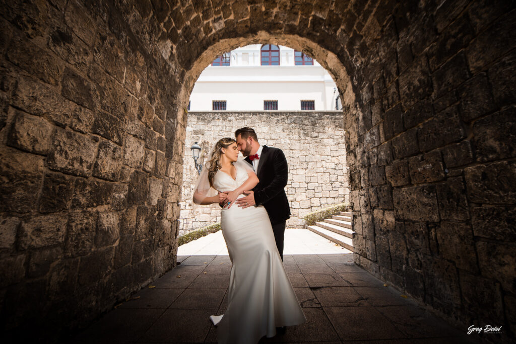 Sesion de fotos de novios o pre boda en la Zona Colonial de Santo Domingo, República Dominicana por el fotógrafo dominicano Greg Dotel