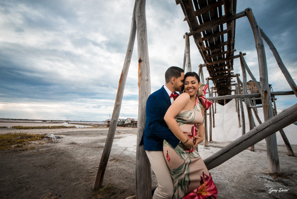 Sesion de fotos de novios o pre boda en Salinas de Bani, República Dominicana por el fotógrafo dominicano Greg Dotel