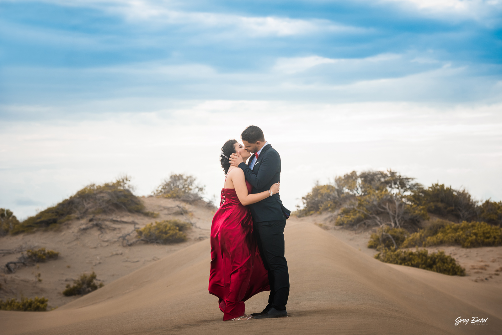 Sesion de fotos de novios o pre boda en Las Dunas de Bani, República Dominicana por el fotógrafo dominicano Greg Dotel
