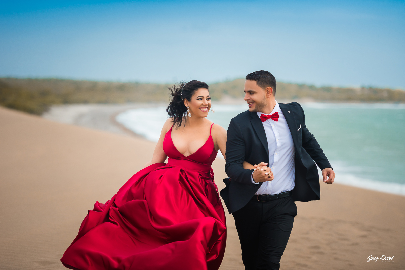 Sesion de fotos de novios o pre boda en Las Dunas de Bani, República Dominicana por el fotógrafo dominicano Greg Dotel