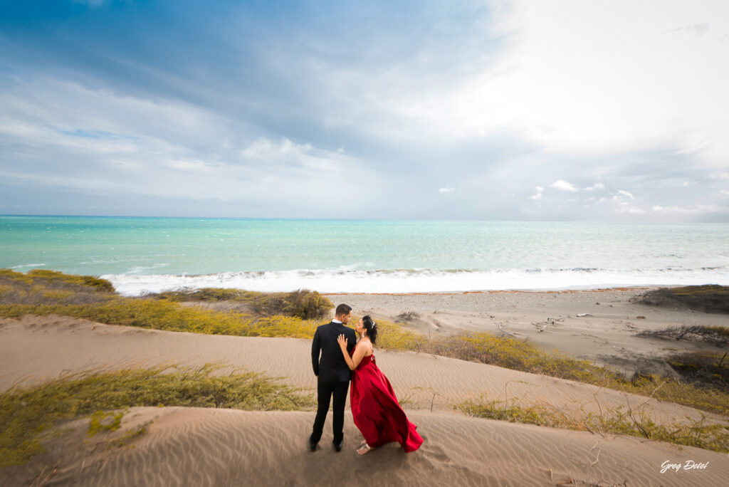 Sesion de fotos de novios o pre boda en Las Dunas de Bani, República Dominicana por el fotógrafo dominicano Greg Dotel