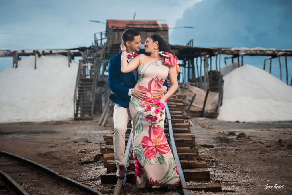 Sesion de fotos de novios o pre boda en Salinas de Bani, República Dominicana por el fotógrafo dominicano Greg Dotel