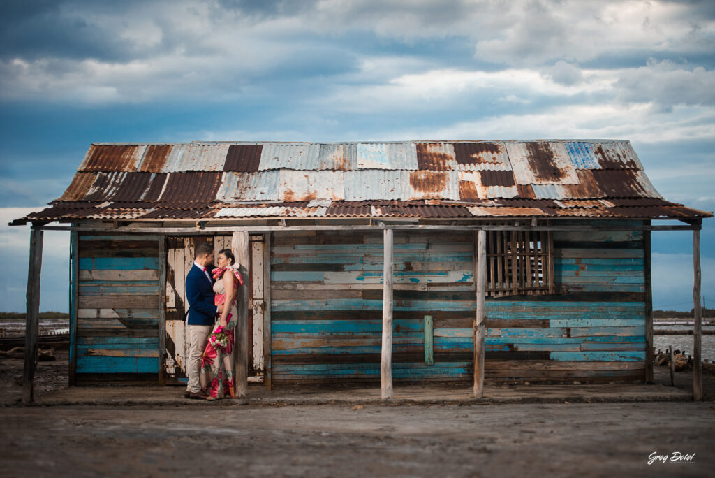 Sesion de fotos de novios o pre boda en Salinas de Bani, República Dominicana por el fotógrafo dominicano Greg Dotel