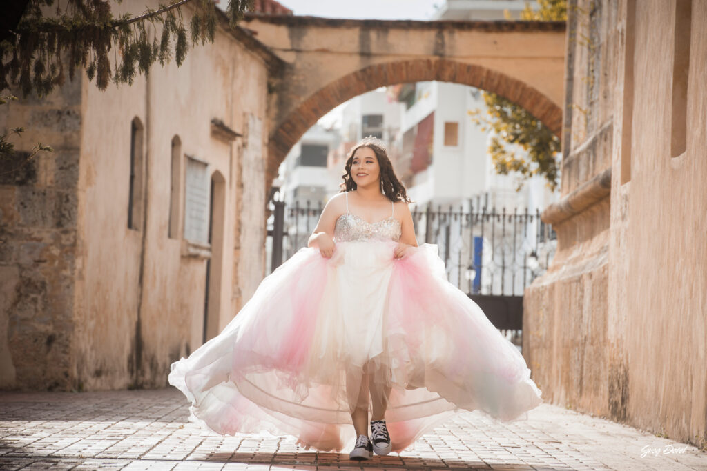 Sesion de fotos de 15 años de Yanelis en la Zona Colonial de Santo Domingo, República Dominicana. Hermoso vestido de quinceañera en la Zona Colonial.