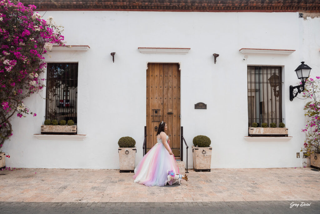 Sesion de fotos de 15 años de Yanelis en la Zona Colonial de Santo Domingo, República Dominicana. Hermoso vestido de quinceañera en la Zona Colonial.