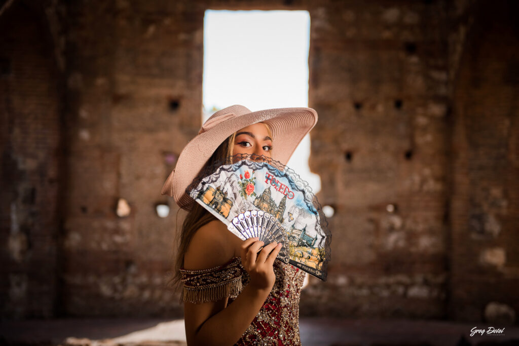Quinceañera en las Ruinas del Hospital San Nicolas de Bari en la Zona Colonial de Santo Domingo, República Dominicana en su sesión de fotos profesional con elegante vestido rojo de 15 años