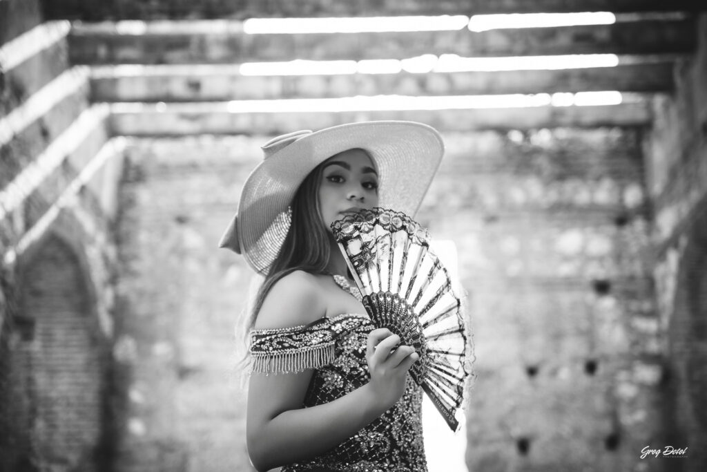 Quinceañera en las Ruinas del Hospital San Nicolas de Bari en la Zona Colonial de Santo Domingo, República Dominicana en su sesión de fotos profesional con elegante vestido rojo de 15 años