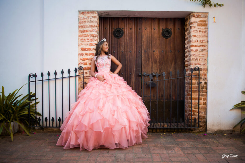 Sesion de fotos de 15 años de Ivanna en la Zona Colonial de Santo Domingo, República Dominicana. Hermosas poses para quinceañeras con su vestido de 15 años rosado.
