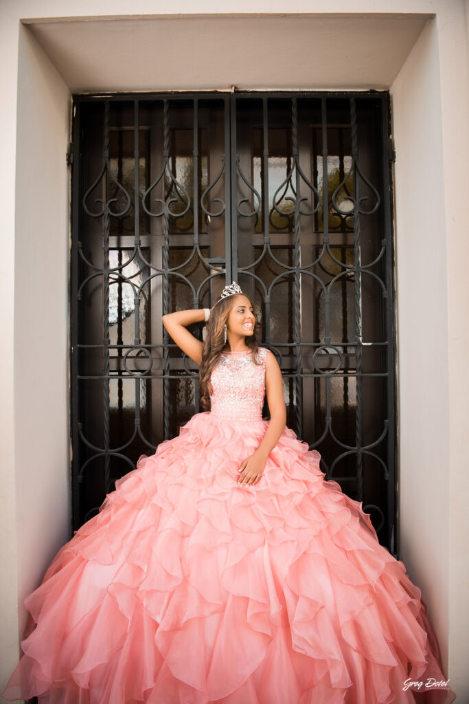 Sesion de fotos de 15 años de Ivanna en la Zona Colonial de Santo Domingo, República Dominicana. Hermosas poses para quinceañeras con su vestido de 15 años rosado.