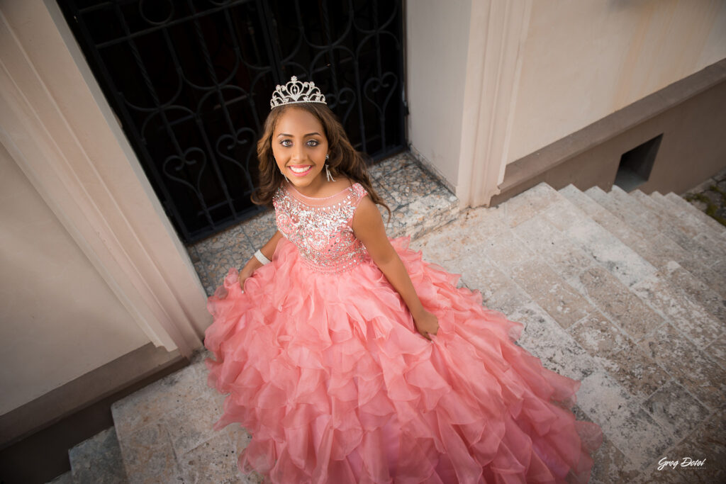 Sesion de fotos de 15 años de Ivanna en la Zona Colonial de Santo Domingo, República Dominicana. Hermosas poses para quinceañeras con su vestido de 15 años rosado.