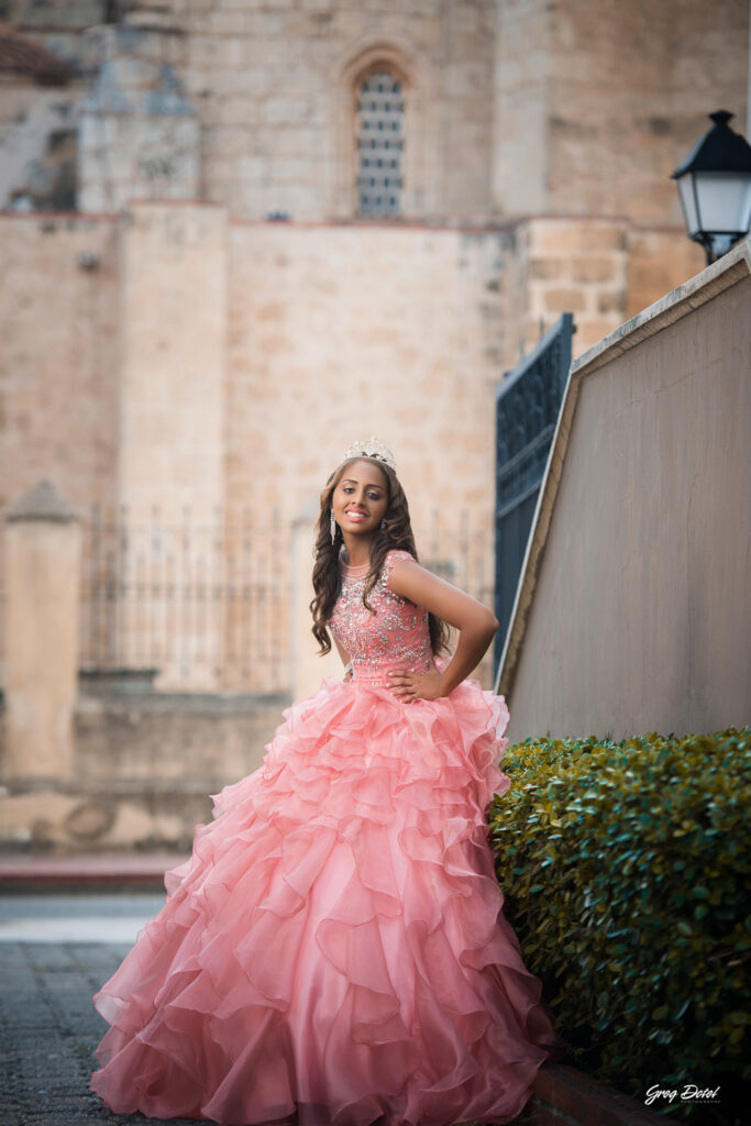 Sesion de fotos de 15 años de Ivanna en la Zona Colonial de Santo Domingo, República Dominicana. Hermosas poses para quinceañeras con su vestido de 15 años rosado.
