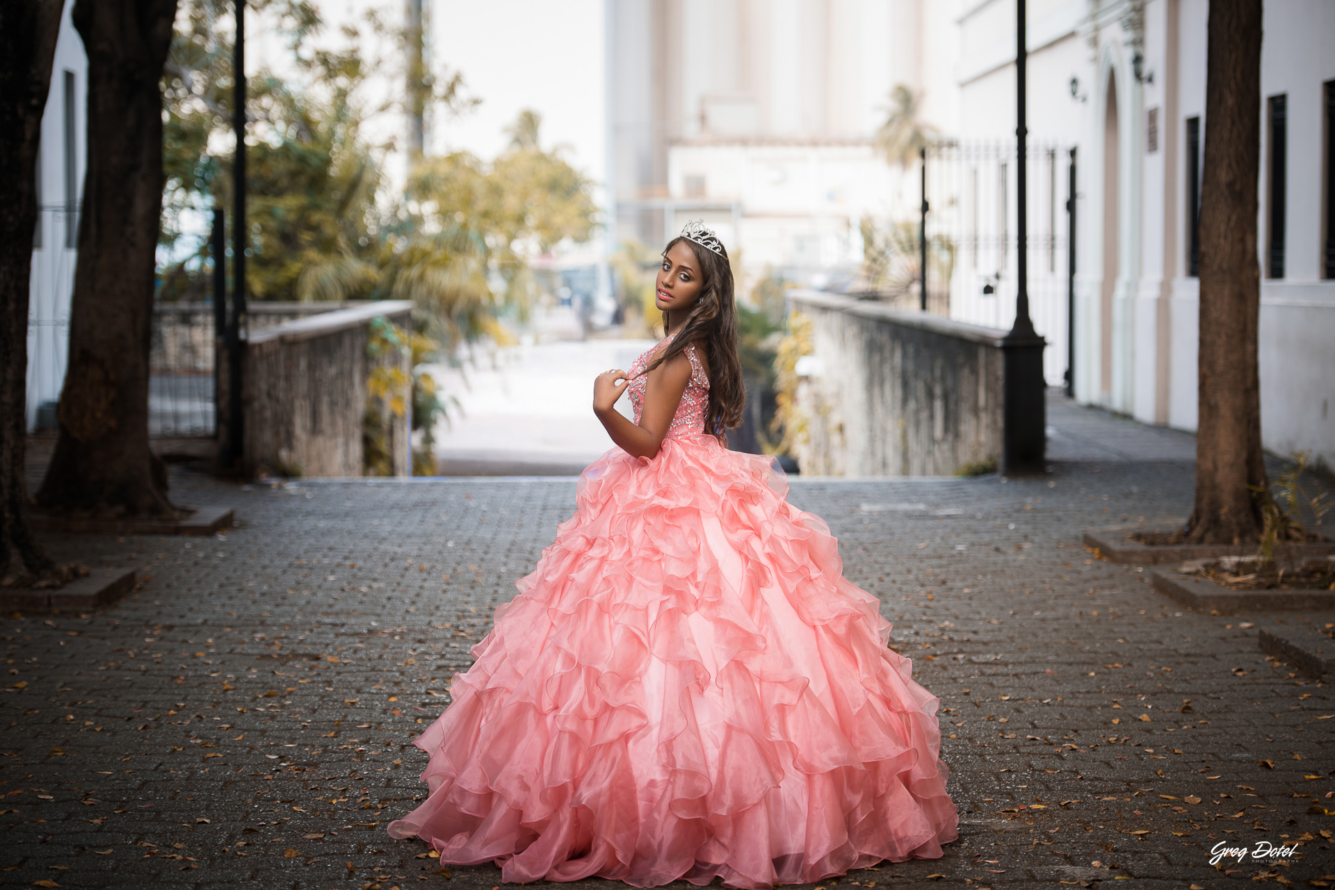 Sesion de fotos de 15 años de Ivanna en la Zona Colonial de Santo Domingo, República Dominicana. Hermosas poses para quinceañeras con su vestido de 15 años rosado.