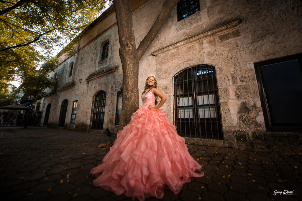 Sesion de fotos de 15 años de Ivanna en la Zona Colonial de Santo Domingo, República Dominicana. Hermosas poses para quinceañeras con su vestido de 15 años rosado.