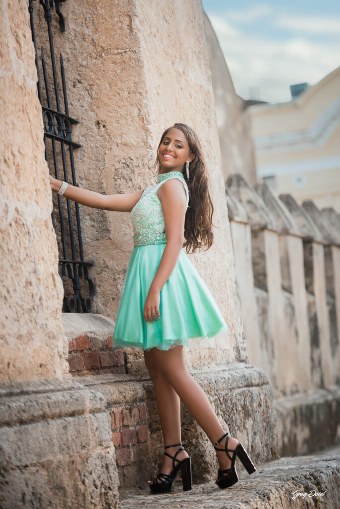 Sesion de fotos de 15 años de Ivanna en la Zona Colonial de Santo Domingo, República Dominicana. Hermosas poses para quinceañeras con su vestido de 15 años verde.