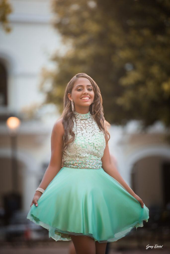Sesion de fotos de 15 años de Ivanna en la Zona Colonial de Santo Domingo, República Dominicana. Hermosas poses para quinceañeras con su vestido de 15 años verde.