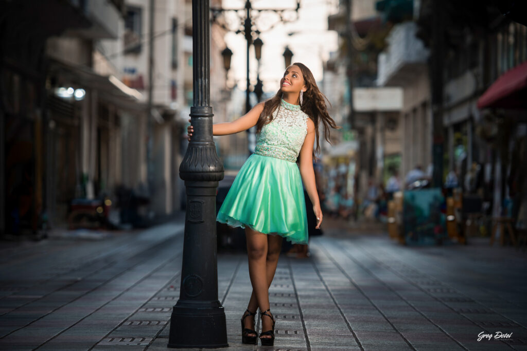 Sesion de fotos de 15 años de Ivanna en la Zona Colonial de Santo Domingo, República Dominicana. Hermosas poses para quinceañeras con su vestido de 15 años verde.
